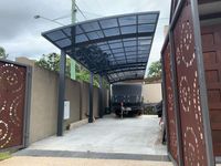 Cochera con Techo Curvo y Certificación CB, Adecuada para Patio de Casa y Estacionamiento en Entrada de Vehículos