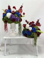 Vente en gros de boules de fleurs artificielles rouges, blanches et bleues faites à la main pour servir de décorations centrales sur les tables de mariage.