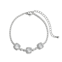 Bracelet Géométrique Trois Pierres Carrées en Laiton Plaqué Or Blanc 14K avec Pavé de Zircone Cubique 5A, Style Chic de Bureau pour Femme, Vente en Gros, Bracelet Tendance