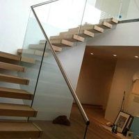 Escaliers droits préfabriqués d'intérieur en bois de chêne massif Conception flottante moderne avec garde-corps en verre pour villas Matériau métallique