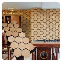 Panneaux muraux de décoration intérieure moderne, placage bois MDF, panneaux acoustiques hexagonaux à lattes avec panneau en feutre PET absorbant le son