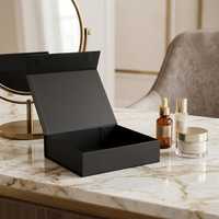 Boîte cadeau pliable noire mate avec gaufrage, laminage mat et revêtement UV, emballage en carton avec logo personnalisé
