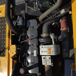 รถขุดไฮดรอลิกแบบตีนตะขาบ Komatsu PC200 มือสอง น้ำหนักใช้งาน 20000 กก. ชั่วโมงการทำงานน้อย พร้อมใช้งาน ปั๊มไฮดรอลิก - Product Image 4