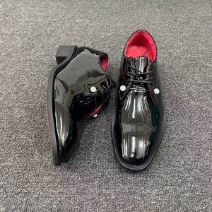 Zapatos de Cuero para Hombre con Suela Gruesa, Casuales, de Negocios, Negros Brillantes con Suela Roja - Ideales para Bodas y Eventos Formales - Product Image 3