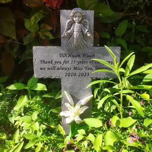 Placa Conmemorativa de Resina Personalizable con Cruz - Nombre/Fecha/Cita Grabable, Diseño de Ángel y Lirio, Ideal para Tributo en el Jardín - Product Image 3