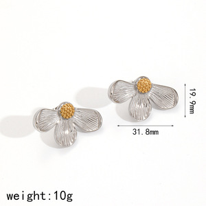 ต่างหูสตั๊ดเหล็กไทเทเนียมลายดอกไม้สำหรับผู้หญิง ชุบทอง 18k รูปทรงกลีบดอกไม้ แฟชั่นสไตล์เรโทร - Product Image 5