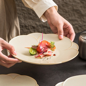 Assiette <span class=keywords><strong>en</strong></span> céramique beige rétro <span class=keywords><strong>de</strong></span> luxe léger avec bord doré, bordure irrégulière <span class=keywords><strong>en</strong></span> forme <span class=keywords><strong>de</strong></span> pétale pour la présentation <span class=keywords><strong>de</strong></span> <span class=keywords><strong>table</strong></span> <span class=keywords><strong>en</strong></span> restaurant occidental - Product Image 5