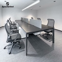 Bureau de travail multi-personnes SpaceUnited avec écrans de confidentialité, structure métallique, gestion des câbles et rangement pour équipe