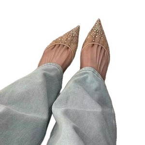 รองเท้าสลิปออนผู้หญิงแบบสวม ดีไซน์เรียบง่ายสำหรับฤดูร้อน ประดับคริสตัล ลูกไม้ตาข่าย  ตกแต่งด้วย Rhinestones เพิ่มความสูงภายใน หัวแหลม สีแดงอ่อน - Product Image 5