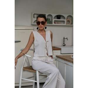 Ensemble de costume en lin beige pour femmes en gros avec un élégant détail de nœud - Product Image 4