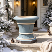 Urne à plante sur piédestal classique en résine, faite à la main et peinte à la main, bleu crème rayé, ornement de jardin, pot de fleurs décoratif, patio, cour
