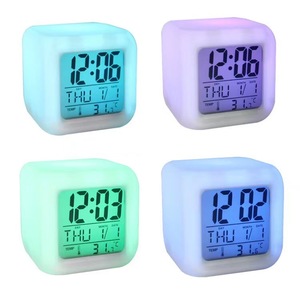 Sveglia Elettronica Quadrata con Luce Notturna a 7 Colori e Calendario per Bambini - Design Moderno - Product Image 3
