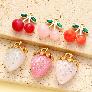 สตรอว์เบอร์รีและเชอร์รีชาร์มส์ |   จี้ผลไม้สแตนเลสสตีลเคลือบทอง 18K PVD สำหรับทำเครื่องประดับ DIY |   กันน้ำและป้องกันการแพ้ - Product Image 2