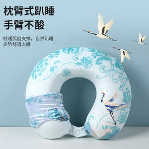 Oreiller de voyage en forme de U Fengshuiqi en velours rouge avec motif grue et carpes koï, portable pour avion et siestes au bureau - Product Image 2