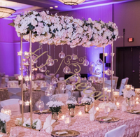 Décorations de mariage HY carrées hautes en métal doré centres de table en arc avec boules en acrylique suspendues