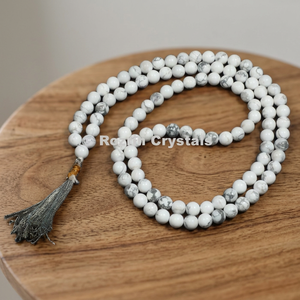 Collar de cuentas japonesas de howlita blanca con temática budista grabada, hecho a mano con piedras semipreciosas de Gujarat - Product Image 3