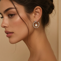 Anting-anting gantung mutiara berbahan kuningan ramah lingkungan, berlapis emas 18K, polesan tinggi FUAMAY, dengan manik-manik halus dan desain lingkaran C, kualitas tinggi.