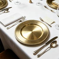 Assiettes de présentation empilables et durables en PP de 13 pouces avec bordure perlée or et argent pour la décoration de tables d'hôtels et de restaurants