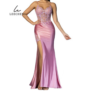 Abito da sera in raso rosa <span class=keywords><strong>con</strong></span> ricami in <span class=keywords><strong>pizzo</strong></span>, spalline sottili, <span class=keywords><strong>spacco</strong></span> laterale alto e Silhouette a sirena per eventi formali - Product Image 5