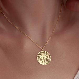 قلادة عصرية مطلية بالذهب عيار 18 على شكل موجة وشمس مقاومة للماء بدلاية على شكل أمواج المحيط قلادة ماندالا للشاطئ مجوهرات ليوم مشمس - Product Image 2