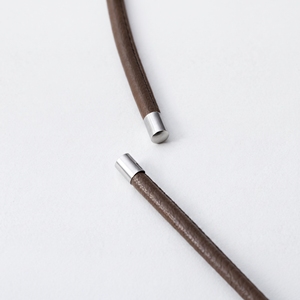 Accesorio versátil para cuello y muñeca ufv de diseño único y alta calidad, color marrón con detalles dorados. - Product Image 2