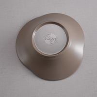 Ensemble de bols et assiettes en mélamine de style Japandi, finition polie moderne, bord ondulé, sans BPA, durable, de qualité alimentaire, pour les dîners et les fêtes