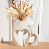 Vente en gros de vases à fleurs en résine incassable de forme géométrique en forme de cœur, décoration d'art moderne de qualité supérieure pour la maison, artisanat léger