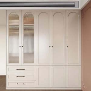 Armoire de style crème française pour chambre principale, armoire de rangement sur mesure avec porte en verre cannelé sculpté en arc - Product Image 1