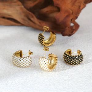 ต่างหูสแตนเลสกันน้ำแบบกำหนดเองได้ ชุบทอง 18k ประดับเพชรอย่างดี สำหรับผู้หญิง วัยรุ่น และเด็กสาว - Product Image 3