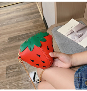 Mini Borsa a Tracolla a Forma di Fragola per Bambini, Graziosa Borsa 3D a Forma di Frutta con Catena, Borsetta per Bambine - Product Image 5