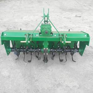 Cultivador agrícola de 4 hileras con caja de cambios roja acoplada al tractor para arar y cultivar - Product Image 2