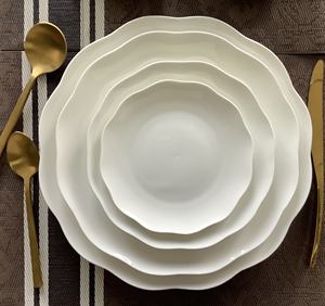 Services <span class=keywords><strong>de</strong></span> <span class=keywords><strong>table</strong></span> complets comprenant un ensemble <span class=keywords><strong>de</strong></span> bols en porcelaine fine, <span class=keywords><strong>de</strong></span> grandes tasses en porcelaine fine, un ensemble <span class=keywords><strong>de</strong></span> tasses à thé en porcelaine fine, et <span class=keywords><strong>de</strong></span> la vaisselle. - Product Image 4