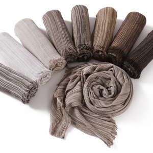 Écharpe plissée unisexe personnalisée avec logo, en coton froissé à rayures, teint en fil, avec franges verticales et pompons, pour femme - Product Image 6