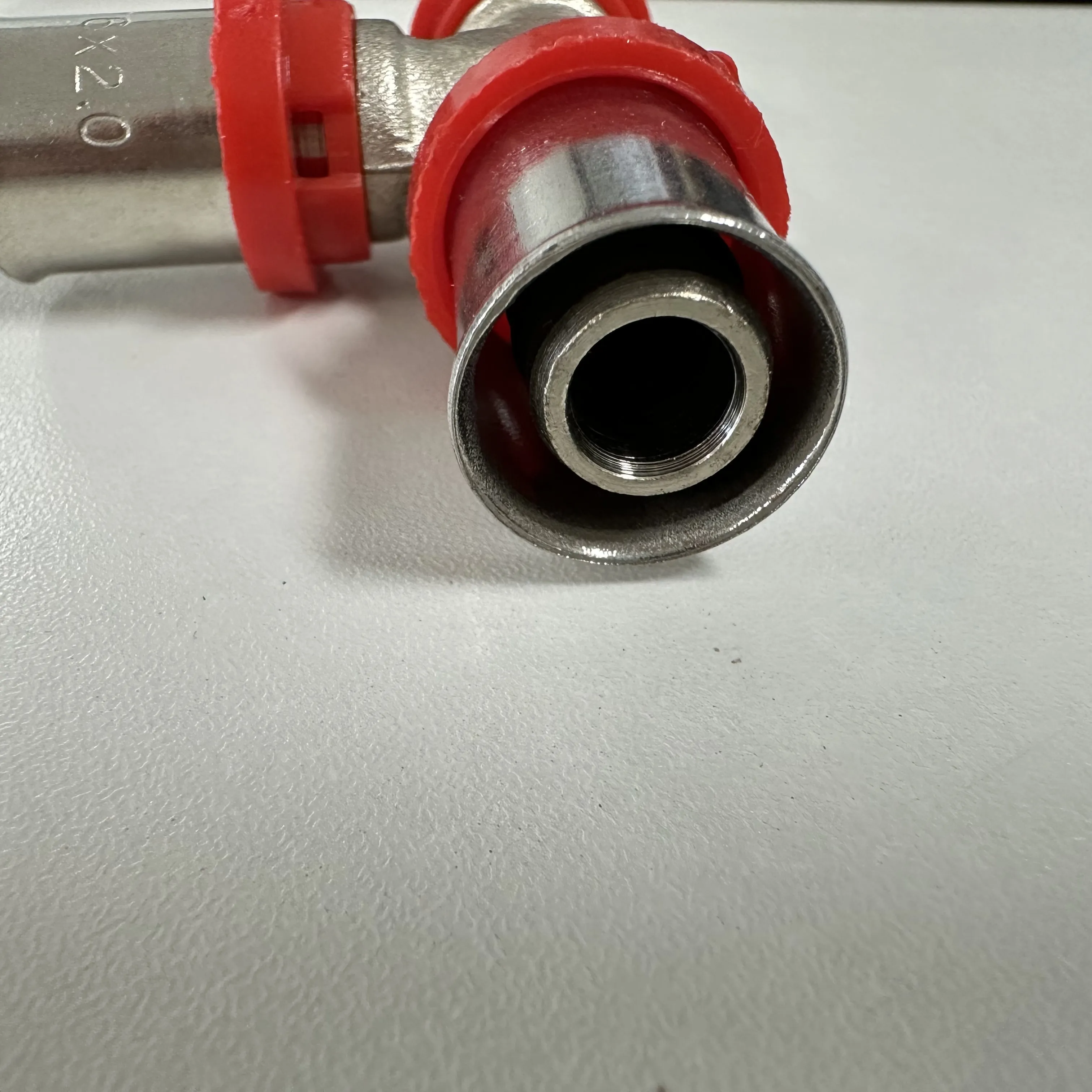 Raccordo a pressare in ottone che riduce il diametro del connettore del tubo in rame giunto a t