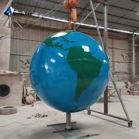 Pièce maîtresse World Globe-Grand art terrestre en fibre de verre pour les atriums d'entreprise et les complexes de luxe (Gold & Blue Earth, base personnalisée)