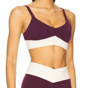 Haut court croisé pour <span class=keywords><strong>femme</strong></span> en polyester effet seconde peau, extensible dans les quatre sens, avec encolure en V et fines bretelles réglables, personnalisable avec logo OEM - Product Image 2