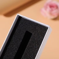 Boîte cadeau rectangulaire en papier texturé blanc avec couvercle et plateau pour cosmétiques, rouges à lèvres, parfums, logo personnalisable avec insert en éponge noire