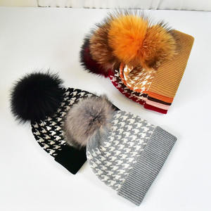 Bonnets d'hiver chauds en <span class=keywords><strong>laine</strong></span> tricotée avec <span class=keywords><strong>pompon</strong></span> en fourrure pour les femmes Fashion Houndstooth Pattern Wide Cuff Beanie Wholesale Loose Hat - Product Image 2