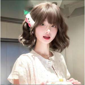 วิกผมลอนสั้นสไตล์โลลิต้า 25 ซม. สีน้ำตาล เส้นใยทนความร้อนสูง แนวผมธรรมชาติ ความหนาแน่น 130% สไตล์สีขาว วิกเต็มศีรษะ - Product Image 1