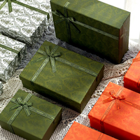 Boîte cadeau rigide de luxe personnalisée avec gaufrage, emballage en papier écologique de style rétro pour vêtements et cosmétiques de boutique