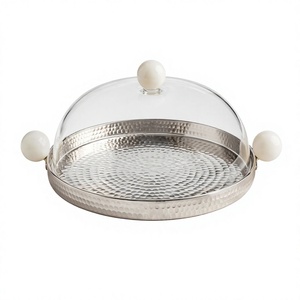 Support à gâteau moderne blanc avec bouton rond en métal argenté martelé, couvercle en verre transparent, plateau de service à dessert en acier inoxydable avec couvercle - Product Image 2