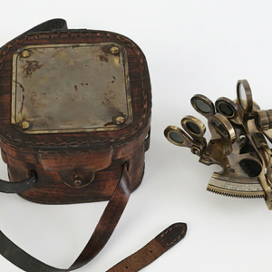 Sextant Nautique en Laiton Massif Style Antique avec Étui en Cuir Instrument de Navigation Extérieur Décoration Rustique pour la Maison - Product Image 1