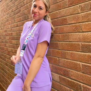 Med Couture Ensemble de gommage à col en V à 3 poches Collection 2023 Poche de poitrine en tissu tissé et poches frontales passepoilées - Product Image 3