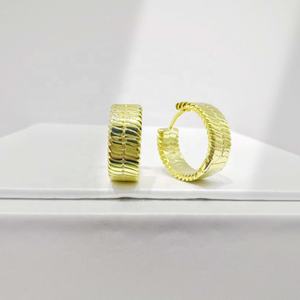 Pendientes de aro tipo huggie de plata de ley 925 al por mayor, chapados en oro, con circonitas de colores, estilo hip hop y western, de lujo y a la moda. - Product Image 4