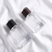 Flacons de parfum en verre transparent carrés de luxe personnalisés en stock, 30 ml/50 ml/100 ml, avec pulvérisateur à pompe, impression sérigraphique, service OEM/ODM