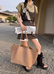 China <span class=keywords><strong>Online</strong></span> <span class=keywords><strong>Shopping</strong></span> Model Sterke Visuele Aantrekkingskracht Grote Capaciteit Handvat Aan Beide Zijden Pu Materiaal Handgeweven Tassen Voor Vrouwen Merk - Product Image 5