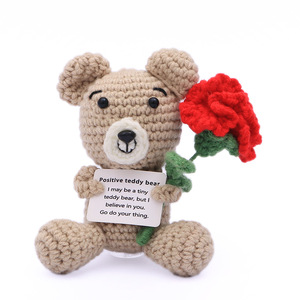 Muñeca de ganchillo hecha a mano, éxito de ventas transfronterizo, con tarjeta en inglés de claveles y flamencos para el Día de la Madre, muñeca de energía positiva. - Product Image 2