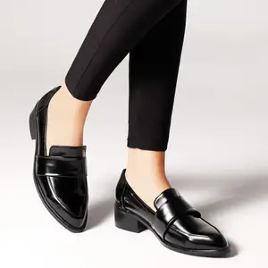 Sepatu pantofel wanita kantor kasual Fashion sepatu tunggal hak pendek ukuran besar PL020 grosir kulit paten kualitas tinggi PU harian
