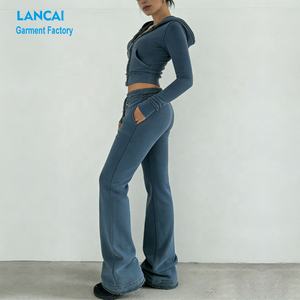 Ensemble de survêtement 2 pièces pour femme avec logo personnalisé, broderie de patchs, effet vieilli, fermeture éclair intégrale, comprenant un pantalon de survêtement confortable et un sweat à capuche court - Product Image 3