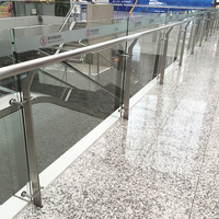 Balustrade moderne en acier inoxydable avec barres plates et verre pour balcon d'appartement et escalier de bâtiment, installation facile
